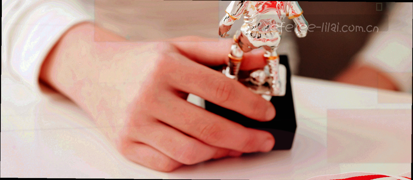 深蓝色抽象网格与数据节点纹理，低对比背景